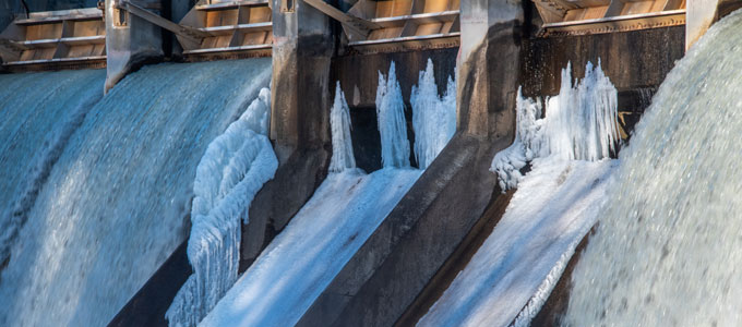 Freezing spillway of a dam